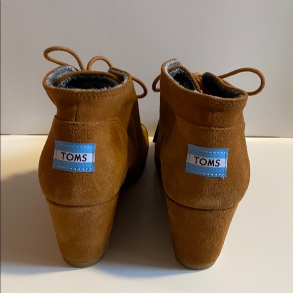 ✨BRAND NEW✨ TOMS TAN BROWN SUEDE WEDGE BOOTIES FOR FALL - Picture 3 of 15